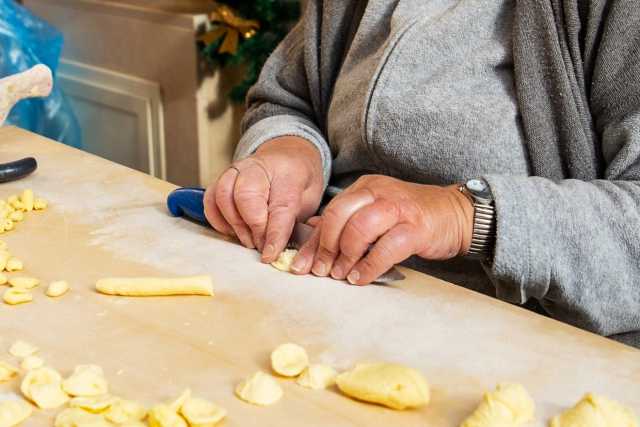 Solo con il coltello o usando il pollice: i metodi per fare le orecchiette in Puglia